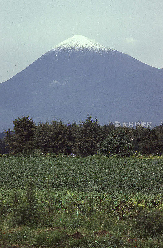 Karisimbi Virunga山，很少下雪卢旺达